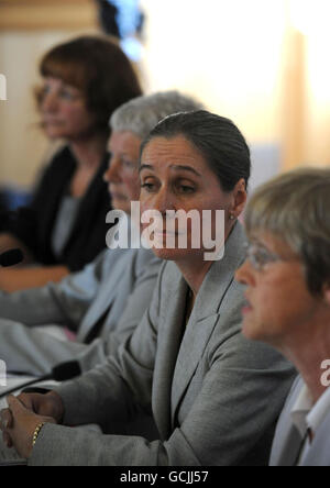 (Von links nach rechts) Sheila Dilkes, Dr. Carole Smith, Alison O'Sullivan und Bron Sanders, Mitglieder des Expertengremiums für ernsthafte Fälle, sprechen mit den Medien über den Fall Shannon Matthews auf einer Pressekonferenz in Huddersfield. Stockfoto