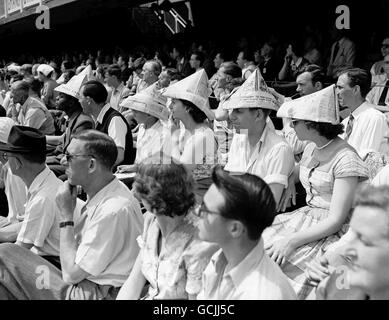 Cricket - 2. Test - Tag 3 - England - Südafrika - Lord's Cricket Ground. An einem heißen Tag tragen die Zuschauer Papierhüte. Stockfoto