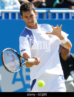 Tennis - AEGON International - Tag 4 - Devonshire Park. Der britische James ward spielt eine Aufnahme während der AEGON International im Devonshire Park, Eastbourne. Stockfoto