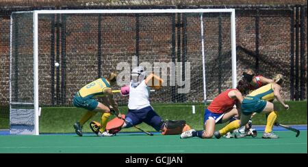 Der Großbritanniens Abi Walker rettet beim internationalen Spiel in Bisham Abbey einen Torschuss vor Ashleigh Nelson. Stockfoto