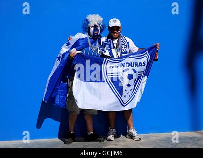 Fußball - FIFA Fußball-Weltmeisterschaft Südafrika 2010 - Gruppe H - Honduras - Chile - Mbombela Stadium. Honduras Fans vor dem Mbombela Stadion Stockfoto