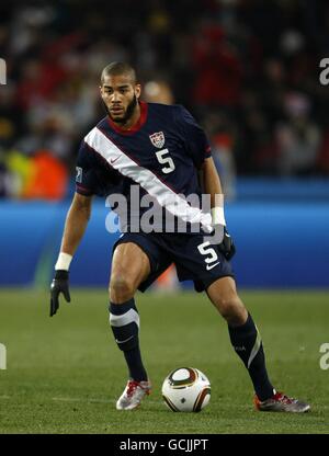 Fußball - FIFA Fußball-Weltmeisterschaft Südafrika 2010 - Gruppe C - Slowenien - USA - Ellis Park. Oguchi Onyewu, USA Stockfoto