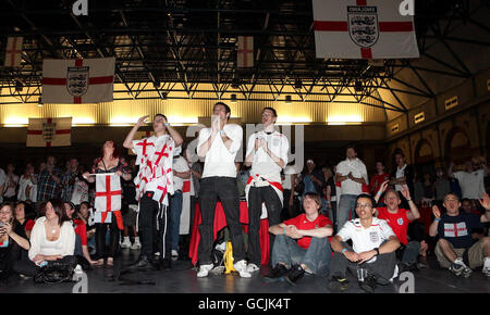 Fußball - FIFA Fußball-Weltmeisterschaft Südafrika 2010 - Fußballfans in England - London. Fußballfans beobachten England gegen Algerien im Alexandra Palace, London. Stockfoto