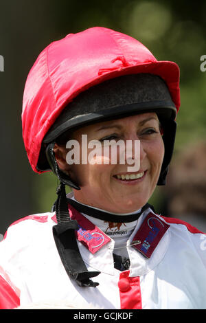 Pferderennen - der 40. Macmillan Charity Day - Tag 2 - York Racecourse. Jockey Emily Jones Stockfoto