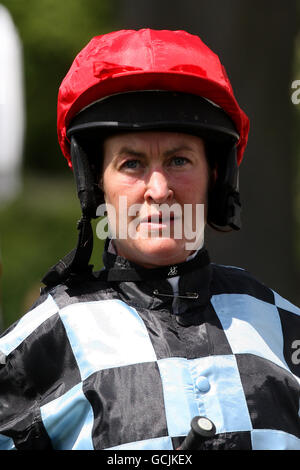 Pferderennen - der 40. Macmillan Charity Day - Tag 2 - York Racecourse. Jockey Serena Brotherton Stockfoto