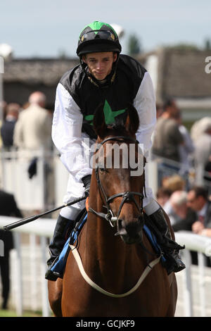 Jockey David Allan auf Antoniola geht auf den Posten in der Daniel Prenn Royal Yorkshire Stakes Stockfoto