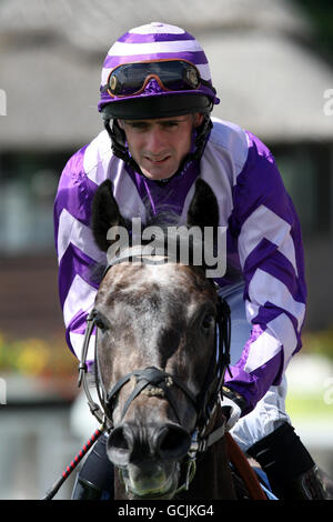 Jockey Paul Mulrennan auf Kingdom of Light geht auf den Posten In der Reg Griffin Memorial Trophy Stockfoto