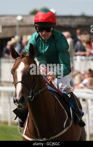 Jockey Joe Fanning auf Solicitor geht in den Posten Daniel Prenn Royal Yorkshire Stakes Stockfoto