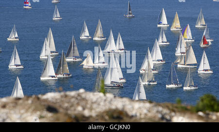 Segeln - JP Morgan Asset Management Round the Island Race - Cowes. Yachten, die während des JP Morgan Asset Management Round the Island Race Rennen Rennen. Stockfoto