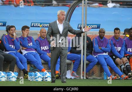 Fußball - FIFA Fußball-Weltmeisterschaft Südafrika 2010 - Gruppe E - Niederlande - Japan - Durban Stadium. Der niederländische Manager Bert Van Marwijk leitet seine Spieler von der Touchline aus Stockfoto