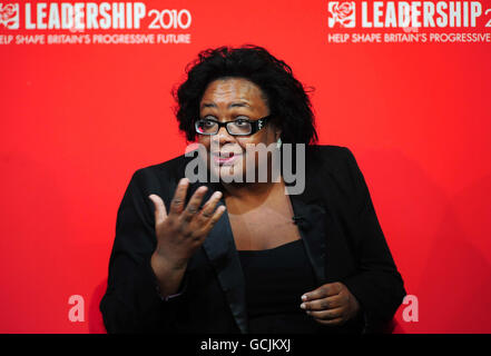 Die Arbeiterführung hofft, dass Diane Abbott während der Führung durch die Labour-Partei ethnische Minderheiten im Soar Valley Community Center, Leicester, hustiert. Stockfoto