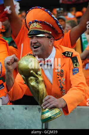 Fußball - FIFA Fußball-Weltmeisterschaft Südafrika 2010 - Gruppe E - Niederlande - Japan - Durban Stadium. Ein holländischer Fan feiert seinen Sieg über Japan auf der Tribüne mit einer nachgebildeten Weltmeisterschaft Stockfoto