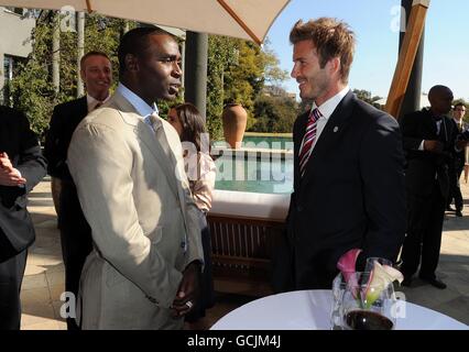 England-Teambotschafter David Beckham und England 2018 Bid-Teambotschafter Andy Cole (links) nehmen an einem FA-Empfang im Saxon Hotel in Johannesberg Teil. Stockfoto
