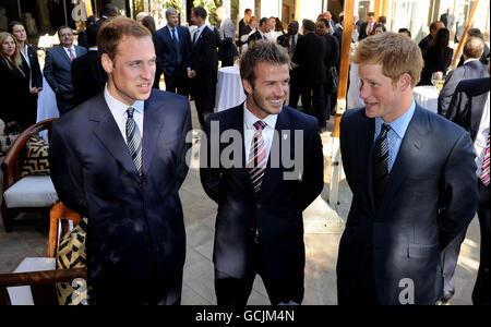 England-Teambotschafter David Beckham (Mitte), Prinz William (links) und Prinz Harry nehmen an einem FA-Empfang im Saxon Hotel in Johannesberg Teil. Stockfoto