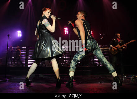 Jake Shears (rechts) und Ana Matronic von den Scherenschwestern treten an der Brixton Academy in London auf. Stockfoto
