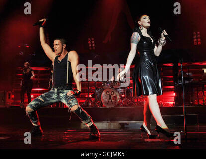 Jake Shears (links) und Ana Matronic von den Scherenschwestern treten an der Brixton Academy in London auf. Stockfoto