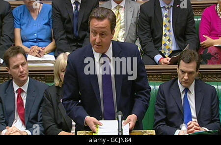 Premierminister David Cameron spricht während der Fragestunde des Premierministers im Londoner Unterhaus mit dem stellvertretenden Premierminister Nick Clegg (links) und dem Schatzkanzler George Osborne (rechts). Stockfoto