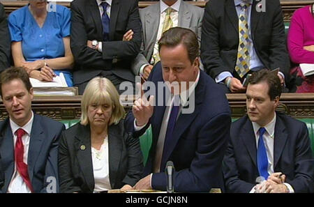 Premierminister David Cameron spricht während der Fragestunde des Premierministers im Londoner Unterhaus mit dem stellvertretenden Premierminister Nick Clegg (links) und dem Schatzkanzler George Osborne (rechts). Stockfoto