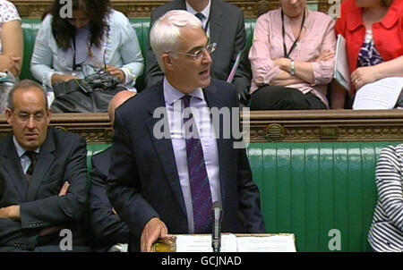 Haushaltsplan 2010. Schattenkanzler Alistair Darling spricht während einer Haushaltsdebatte im Londoner Unterhaus. Stockfoto