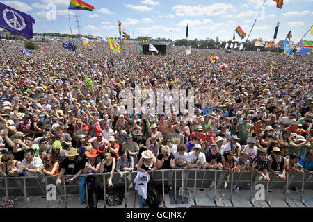 Nachtschwärmer packen die Pyramid Stage, während sie den Glastonbury Opener Rolf Harris am ersten Tag der Musik auf den Hauptbühnen des Glastonbury Festivals in Worthy Farm, Somerset, auftreten sehen. Stockfoto