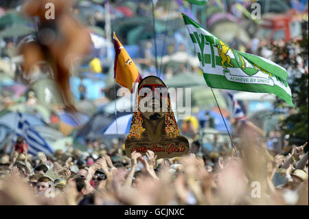 Ein Stevie Wonder-Schild ist in der Menge zu sehen, während die Festivalbesucher den Glastonbury-Opener Rolf Harris am ersten Tag der Musik auf den Hauptbühnen des Glastonbury Festivals in Worthy Farm, Somerset, aufführen sehen. Stockfoto