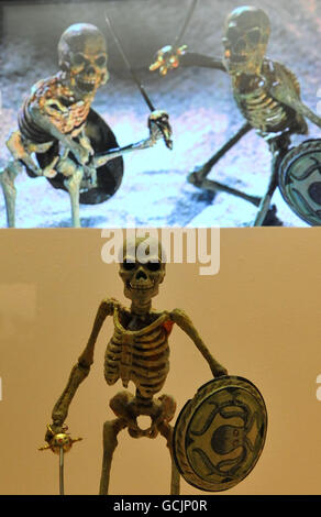 Eines der sieben Skelette, die 1963 in dem Film Jason and the Argonauts erschienen sind, wurde in der Ausstellung Ray Harryhausen - Myths and Legends des London Film Museums ausgestellt. Stockfoto