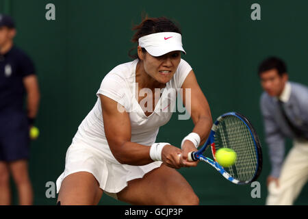 Tennis - Wimbledon Championships 2010 - Tag 4 - All England Lawn Tennis und Croquet Club. Chinas Na Li in Aktion gegen Japans Kurumi Nara Stockfoto