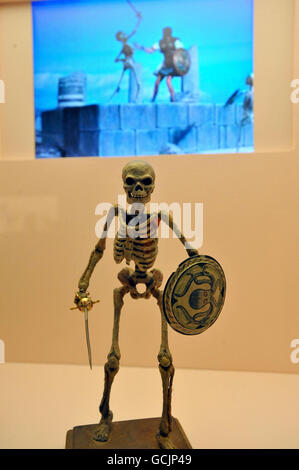 Eines der sieben Skelette, die 1963 in dem Film Jason and the Argonauts erschienen sind, wurde in der Ausstellung Ray Harryhausen - Myths and Legends des London Film Museums ausgestellt. Stockfoto