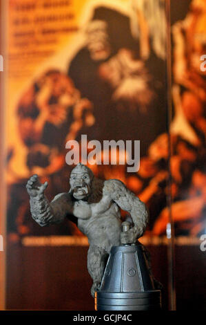 Eine Originalmaquette von King Kong im Empire State Building, die für den Animator Willis O'Brien für den Film 1933 angefertigt wurde, der in der Ausstellung Ray Harryhausen - Myths and Legends des London Film Museums gezeigt wird. Stockfoto