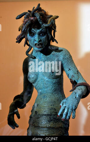 Die ursprüngliche Medusa-Figur aus dem Film Clash of the Titans aus dem Jahr 1981 in einer Vitrine in der Ausstellung Ray Harryhausen - Myths and Legends des London Film Museums. Stockfoto