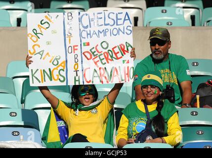 Brasilien-Fans halten ein Zeichen in den Tribünen vor Zum Anpfiff Stockfoto