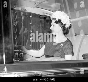 Königin Elizabeth II. Verlässt den Buckingham Palace mit dem Auto auf dem Weg nach Runnymede, um das britische Denkmal für US-Präsident John F. Kennedy einzuweihen. Stockfoto