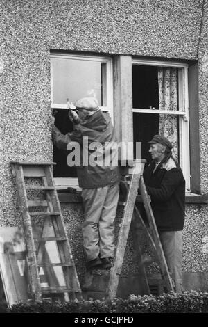 Arbeiter reparieren beschädigte Fenster in Lockerbie, die zerstört wurden, als ein Pan am Boeing Jumbo-Jet in die Kleinstadt stürzte und alle 258 an Bord und 17 Menschen am Boden tötete. Stockfoto