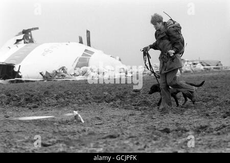 Ein Mitglied des Bergrettungsteams, das bei der Suche um Lockerbie hilft, passiert die Überreste des Cockpits der Pan am Boeing 747, die abgestürzt ist und alle 258 an Bord und 17 Menschen am Boden getötet hat. Stockfoto