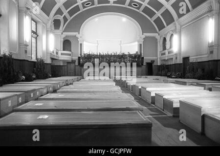 Fast 90 Kiefersärge von Opfern der Pan am Boeing 747, die in vier Reihen in der provisorischen Ruhepapelle im Rathaus von Lockerbie auf die Stadt Lockerbie stürzte. Stockfoto