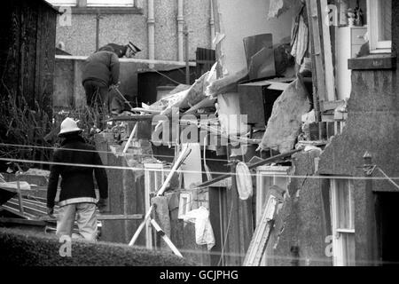 Mitglieder der Rettungsdienste suchen in den Ruinen von Häusern in Lockerbie nach Opfern des Panam-Jumbo-Flugzeugabsturzes. Stockfoto