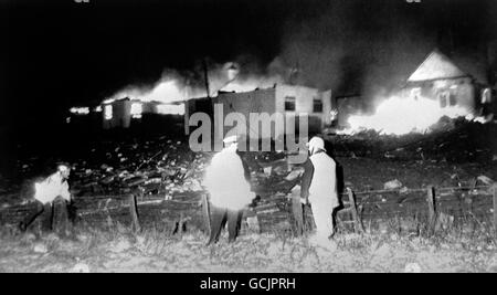 Wrack des Pan am Boeing-Fluges PA 103, gestreut in einem Feld, das von den lodernden Dorfhäusern am Ort des Flugzeugabsturzes in Lockerbie beleuchtet wurde. Bei dem Unfall wurden alle 258 Personen an Bord und 17 Personen am Boden getötet. Stockfoto