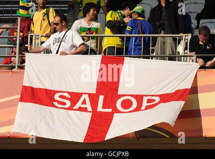 Fußball - FIFA Fußball-Weltmeisterschaft Südafrika 2010 - Gruppe G - Portugal - Brasilien - Durban Stadium. Fans halten ein England-Banner in den Tribünen Stockfoto