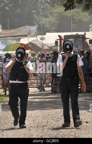 Glastonbury Festival 2010 - Allgemeine Ansichten. Polizist beim Glastonbury Festival, am ersten Tag der Musik auf der Worthy Farm, Somerset. Stockfoto