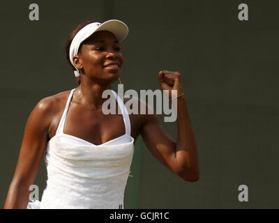 Die US-Amerikanerin Venus Williams feiert den Sieg über die russische Alisa Kelybanova am fünften Tag der Wimbledon Championships 2010 im All England Lawn Tennis Club, Wimbledon. Stockfoto