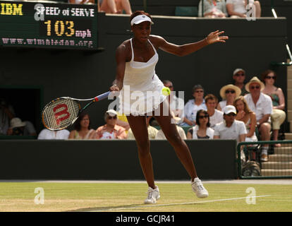 Die US-Amerikanerin Venus Williams feiert den Sieg über die russische Alisa Kelybanova am fünften Tag der Wimbledon Championships 2010 im All England Lawn Tennis Club, Wimbledon. Stockfoto