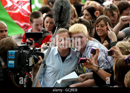 Der X-Factor-Richter Louis Walsh hat sein Foto mit Fans vor dem Dublin Convention Center gemacht. Stockfoto