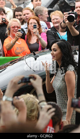 Die prominente X-Factor-Richterin Katy Perry hat ihr Foto mit Fans vor dem Dublin Convention Center gemacht. Stockfoto