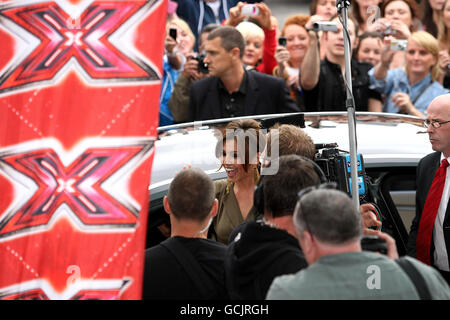 Prominente X-Factor Richterin Cheryl Cole hat ihr Foto mit Fans vor dem Dublin Convention Center gemacht. Stockfoto