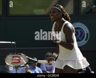 Die US-Amerikanerin Serena Williams feiert den Sieg gegen die russische Maria Sharapova am siebten Tag der Wimbledon Championships 2010 im All England Lawn Tennis Club, Wimbledon. Stockfoto