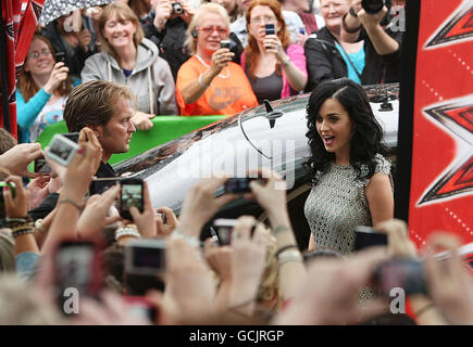 Die prominente X-Factor-Richterin Katy Perry hat ihr Foto mit Fans vor dem Dublin Convention Center gemacht. Stockfoto