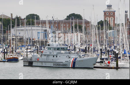 Der britische Border Agency-Cutter HMC Valiant neben Gosport In der Nähe von Portsmouth Stockfoto