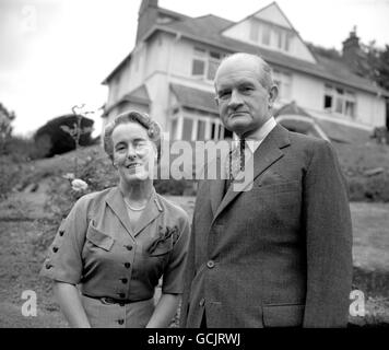 Feldmarschall Sir William Slim, Chef des Generalstabs der Kaiserlichen Regierung, dessen Ernennung zum Generalgouverneur von Australien gestern Abend vom Buckingham Palace angekündigt wurde. Er ist mit Lady Slim in ihrem Haus in Limpsfield Common bei Oxted, Surrey, abgebildet. Stockfoto