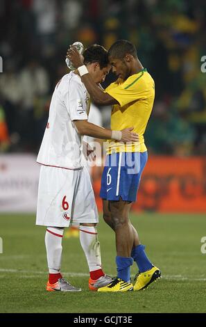 Fußball - FIFA Fußball-Weltmeisterschaft Südafrika 2010 - Runde 16 - Brasilien gegen Chile - Ellis Park. Brasiliens Fernandes Michel Bastos (rechts) tröstet Chiles Carlos Carmona (links) nach dem letzten Pfiff. Stockfoto