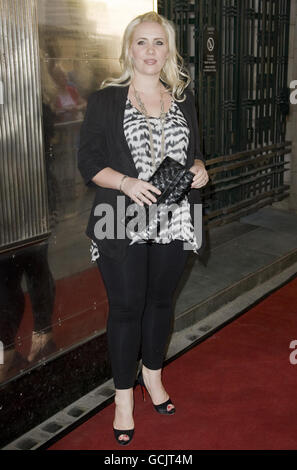 Claire Richards nimmt an der Pressenacht für Richard Fleeshmans erste Aufführung in Legal Blonde the Musical im Savoy Theatre Teil. London. Stockfoto